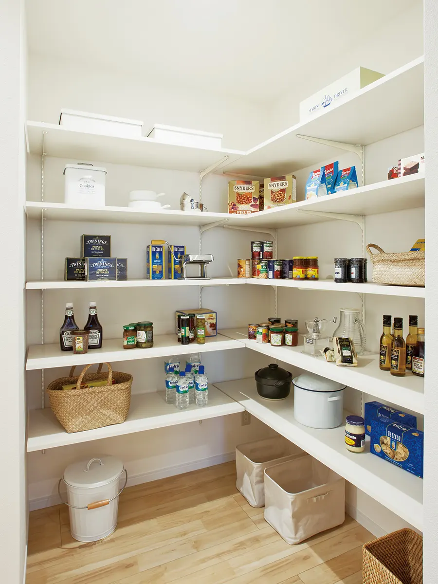 パントリー収納で整ったキッチンに 食品ストックの最適な収納方法教えます 収納デザインソムリエ 南海プライウッド株式会社