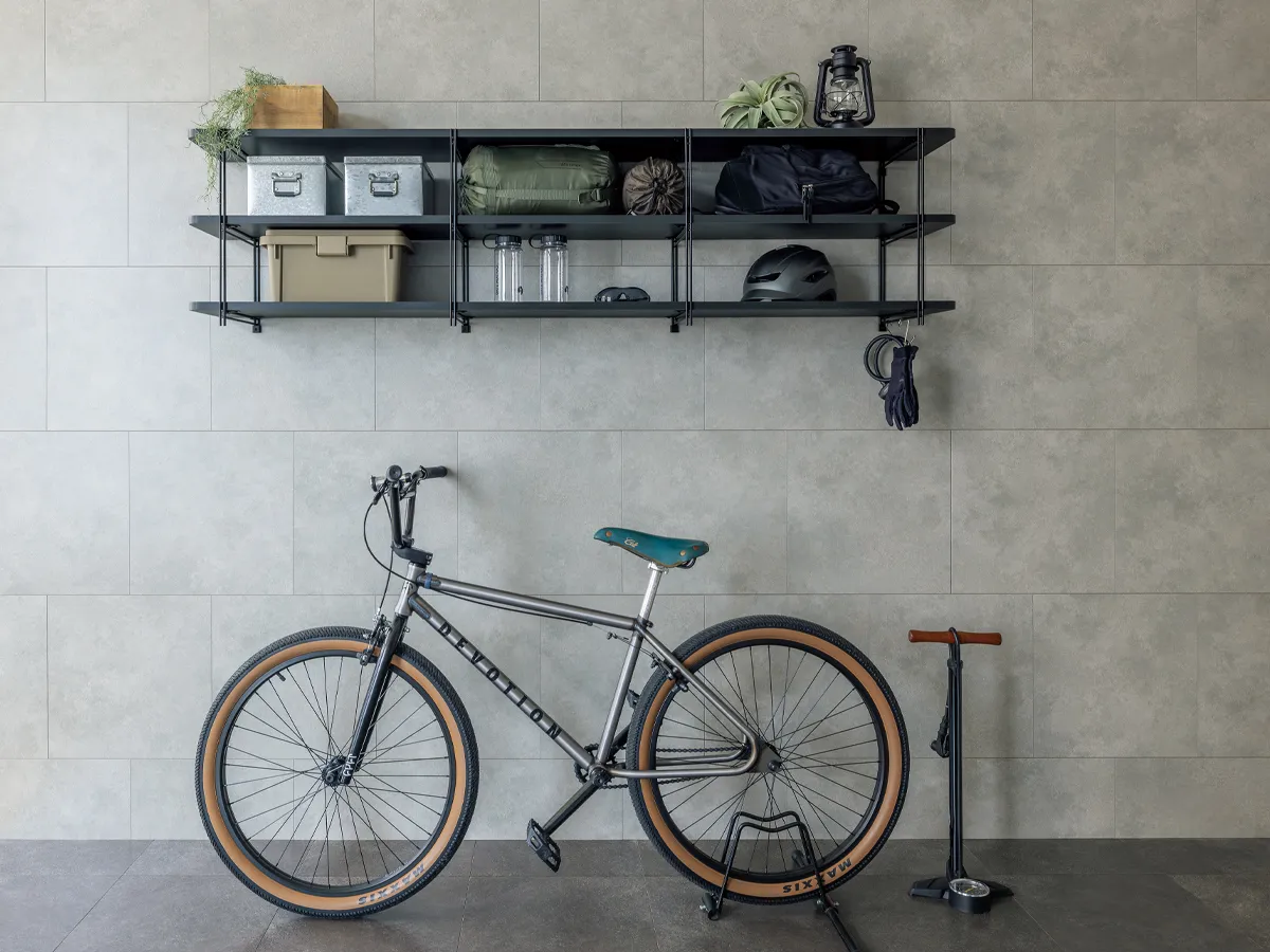 ステンラダー棚受を使用した玄関収納イメージ