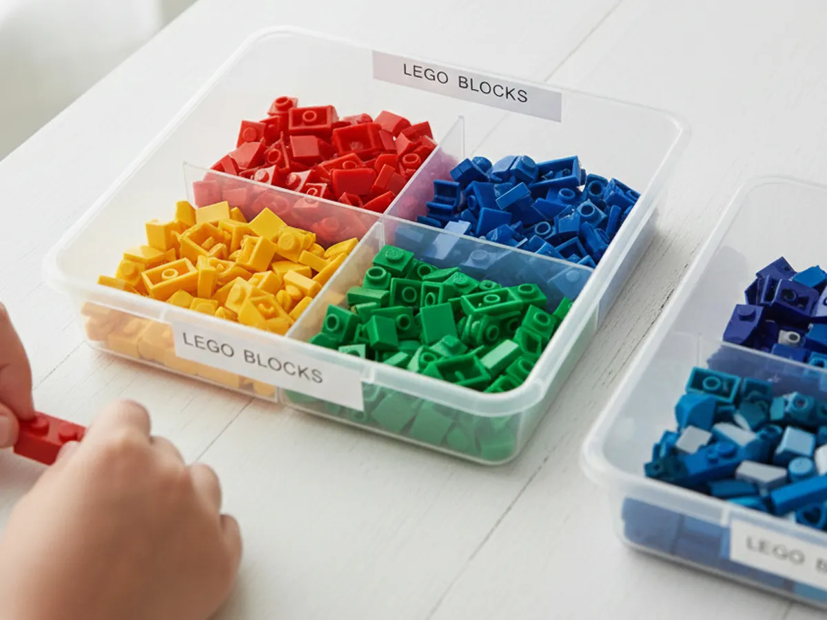 ブロックを浅いトレーに分類収納したイメージ