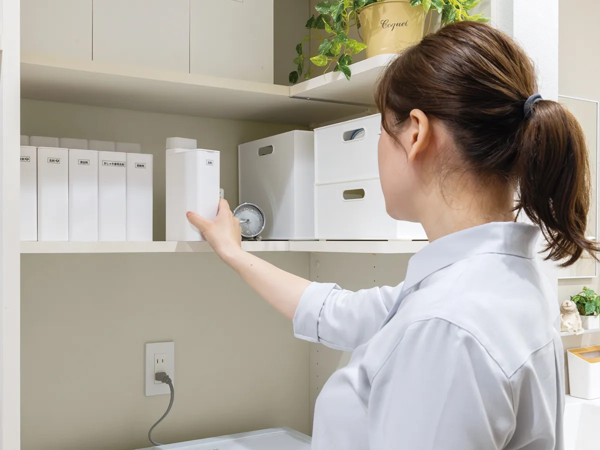 棚から洗剤を取るイメージ