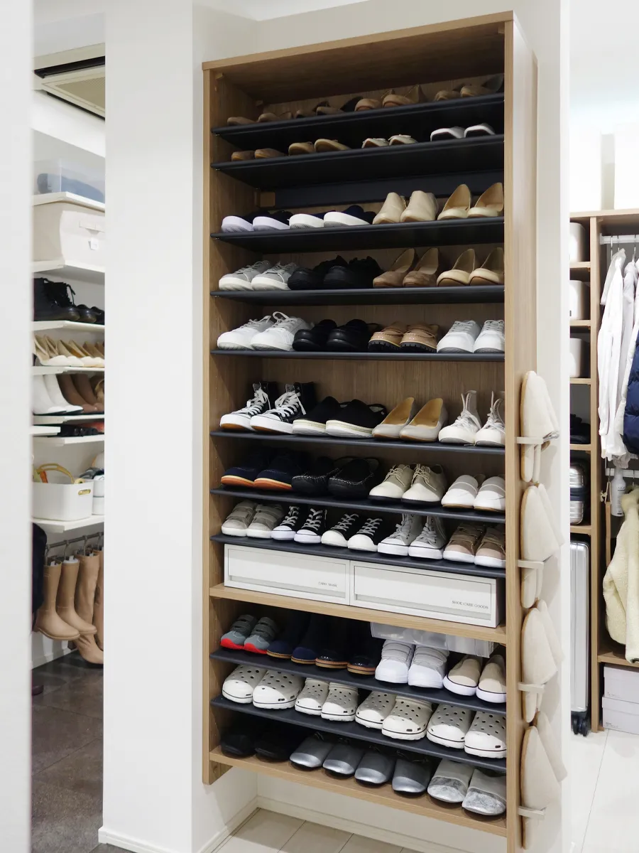 家族が日常的に履く靴を収納した玄関収納イメージ