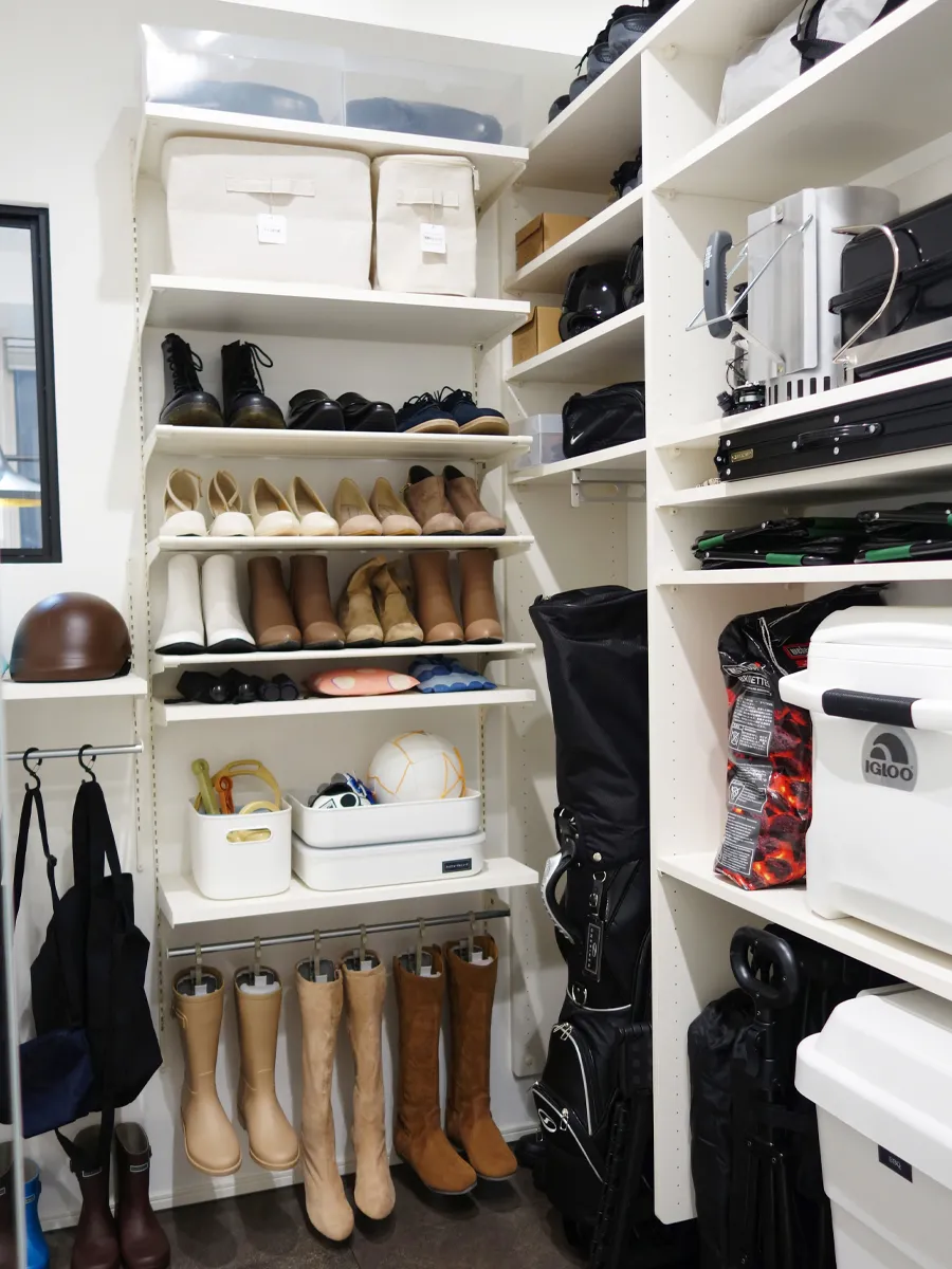 季節外に靴や使用頻度の低い靴、スポーツグッズやアウトドアグッズを収納したシューズクロークイメージ