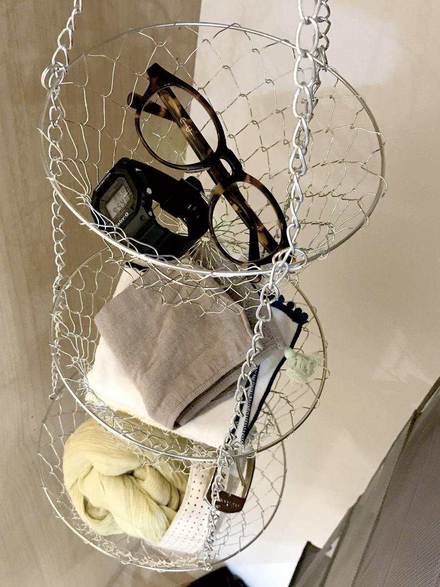 吊り下げ式のバスケットにメガネ・ハンカチ・ストールを入れたイメージ