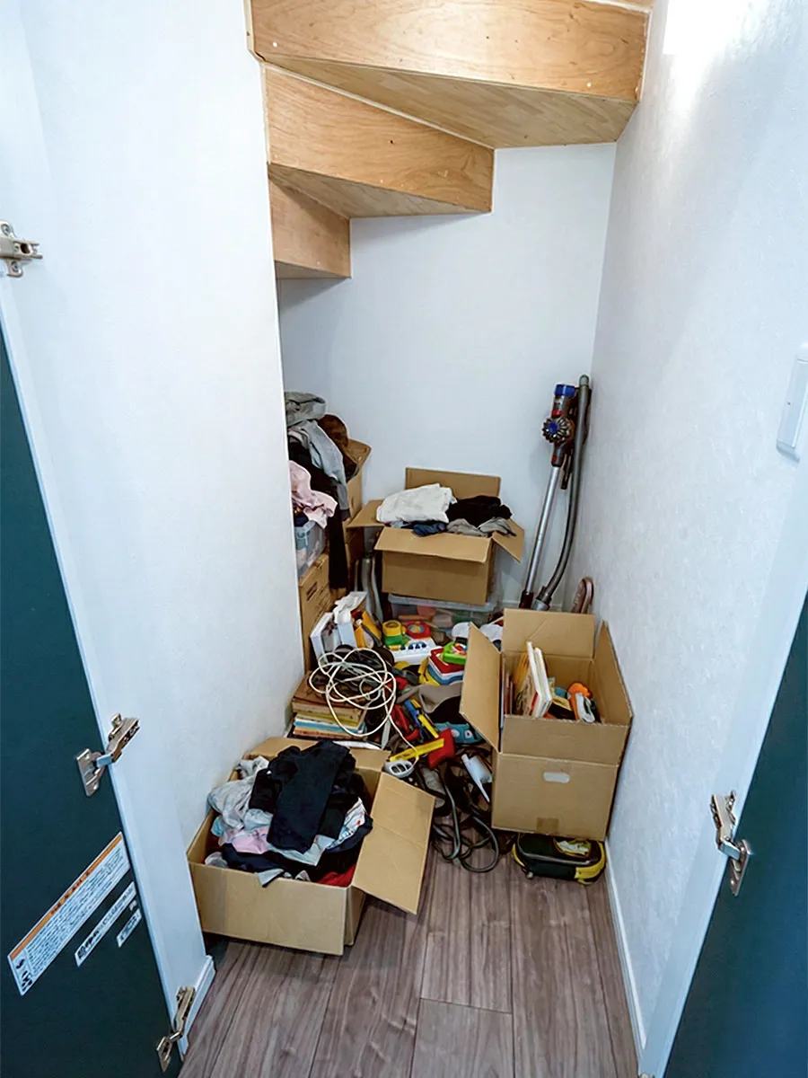 階段下がごちゃついているイメージ