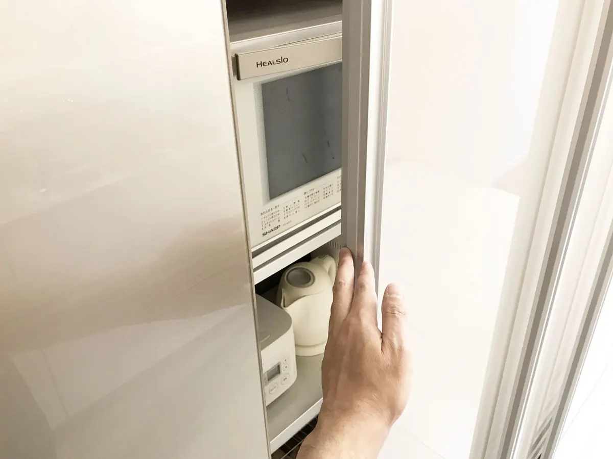 キッチン調理家電の設置場所を攻略 引き戸で隠す大型キッチン背面収納に大満足 収納デザインソムリエ 南海プライウッド株式会社 キッチン調理家電の設置場所を攻略 引き戸で隠す大型キッチン背面収納に大満足 収納デザインソムリエ 南海プライウッド株式会社