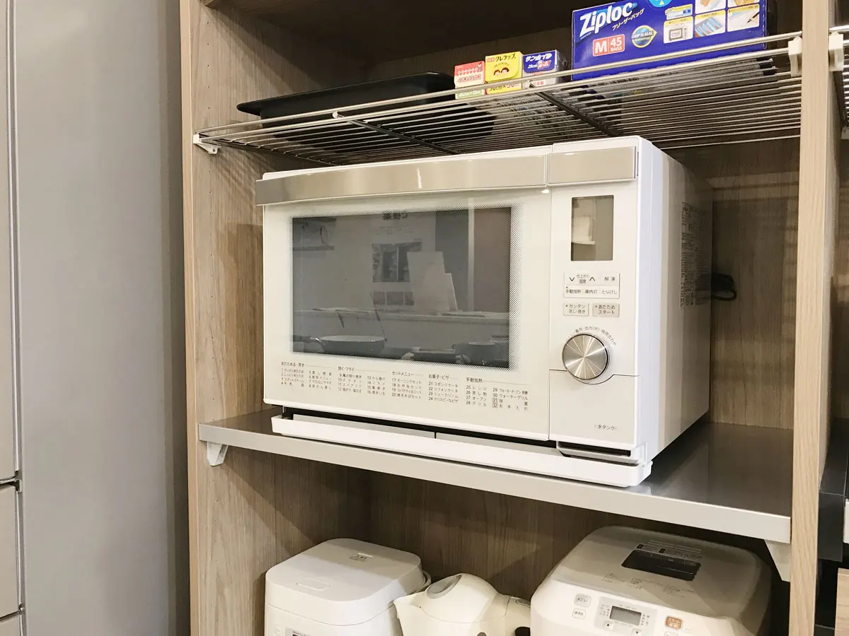 キッチン調理家電の設置場所を攻略 引き戸で隠す大型キッチン背面収納に大満足 収納デザインソムリエ 南海プライウッド株式会社